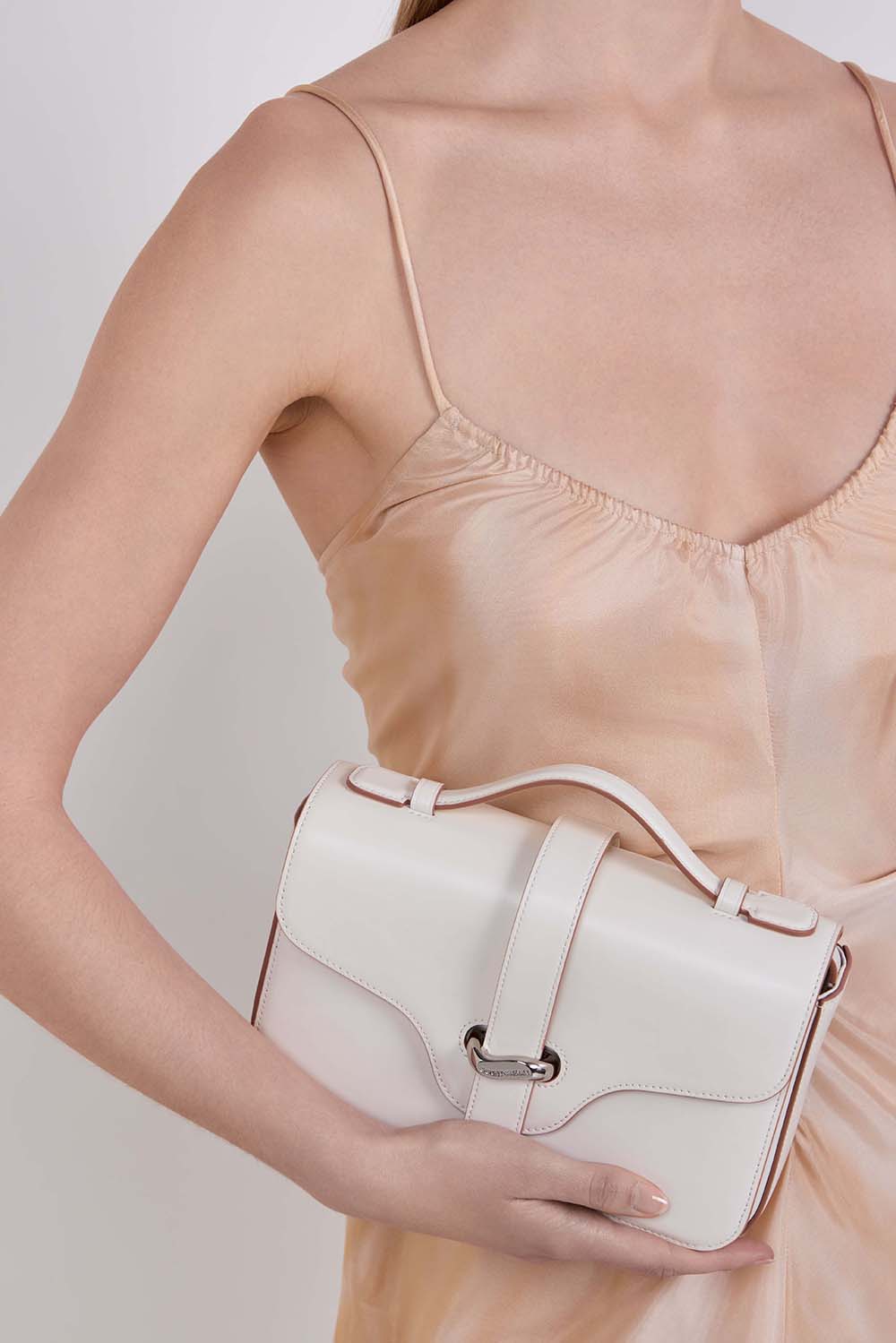 תמונת כל הלוק של תיק קרוסבודי